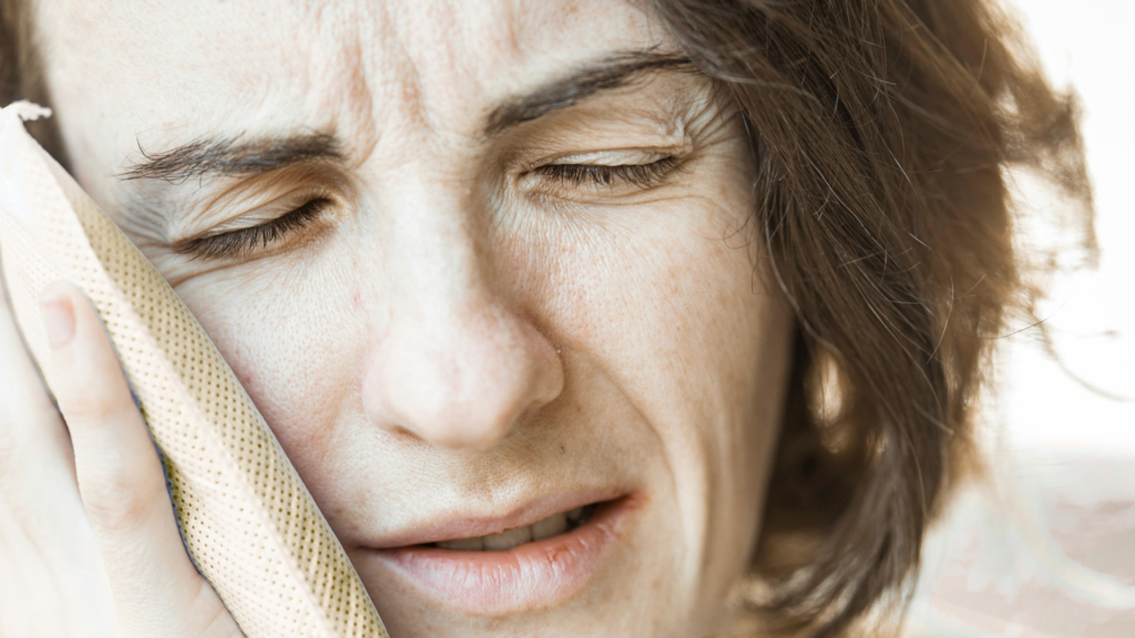 Darum kann die Diagnose Fibromyalgie gefährlich werden Frau mit Schmerzen - FIbromyalgie und mögliche Begleiterkrankungen